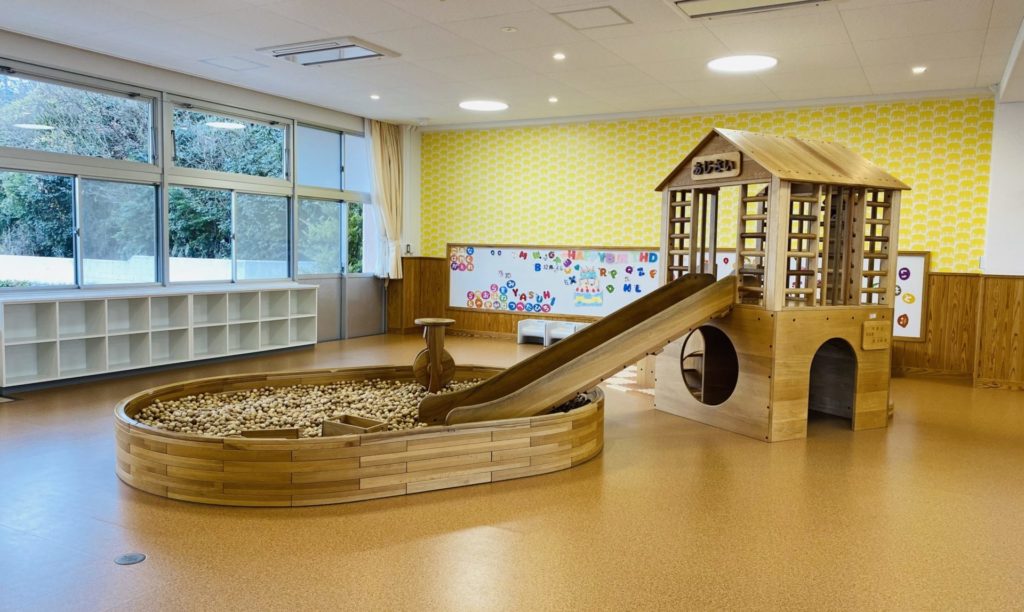 遊戯室の滑り台